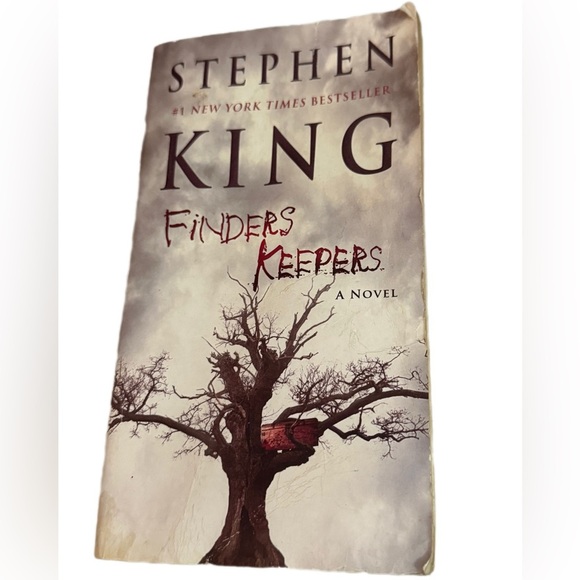 Stephen King 'Finders Keepers' Novel - Picture 1 of 2